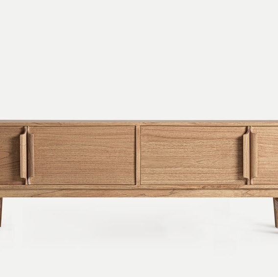El mueble TV en madera mindi con puertas NYRY combina el diseño moderno de mediados de siglo y el estilo nórdico con dos puertas corredizas y patas en ángulo hechas de madera de mindi de primera calidad, sobre un fondo liso.