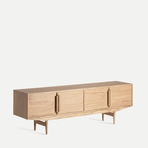El mueble de TV de madera mindi con puertas NYRY captura el estilo nórdico con su diseño minimalista, patas en ángulo y acabado en madera clara. Fabricado con madera de mindi de primera calidad, ofrece tres compartimentos que le dan un toque de elegancia.
