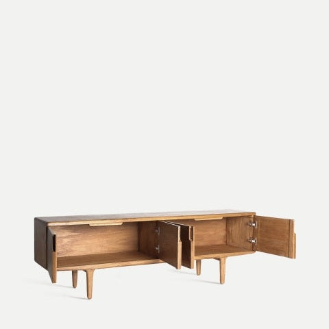 El mueble de TV de madera mindi Slough, un soporte para TV de madera con puertas de gabinete abiertas, ofrece espacio de almacenamiento interior y exuda elegancia natural sobre un fondo liso.