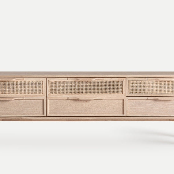 El Mueble TV de madera de fresno y ratán Weurtz es un aparador de madera clara con seis cajones, tres de ellos con detalles de caña. Ideal sobre un fondo liso, personifica el diseño contemporáneo.