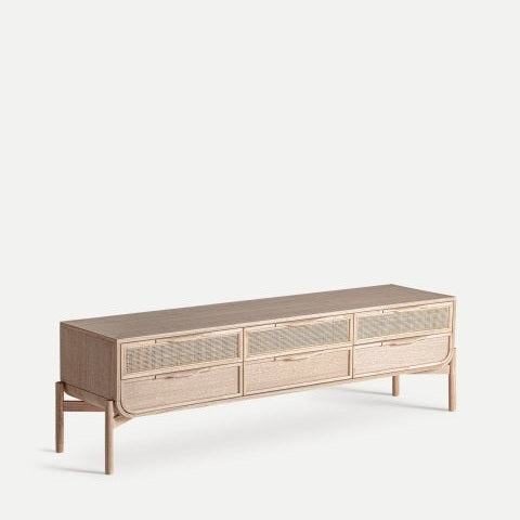 El Mueble TV en madera de fresno y ratán Weurtz es un aparador de cuatro cajones y diseño minimalista, con un acabado beige claro que complementa su estilo contemporáneo.