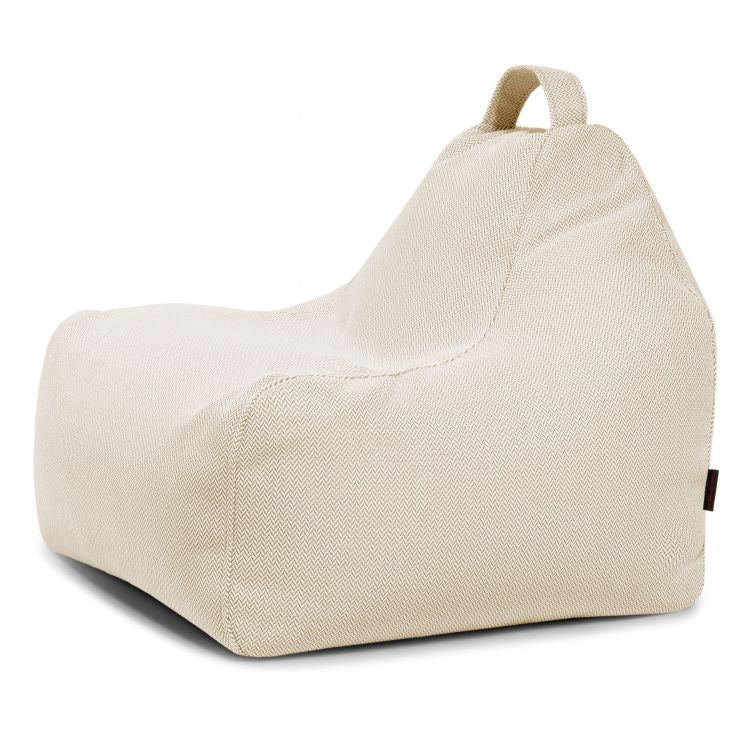 La Bean bag Game Canaria - uso exteriores es una silla de tela beige con respaldo alto y asa de transporte, que proporciona un asiento ergonómico ideal como puf infantil, presentada sobre un fondo blanco liso.