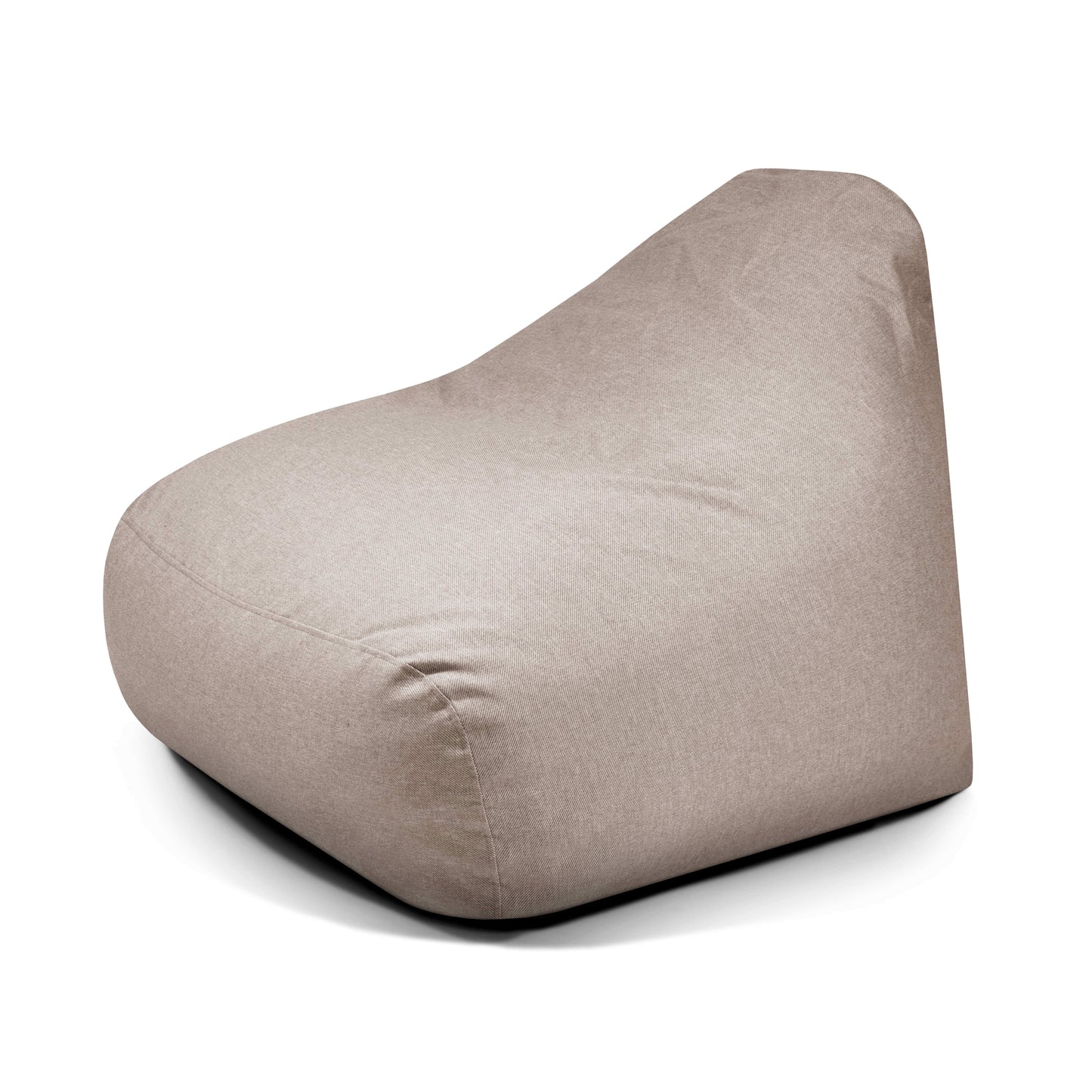 El Foam Bean Bag Snug 100 Riviera, de color beige con funda de tela y respaldo inclinado, ofrece un cómodo asiento para relajarse con estilo, perfecto para exteriores sobre un fondo blanco.
