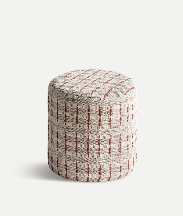 Se muestra un puf redondo de yute beige, 40×40×40 cm, color natural de KHALES, sobre un fondo blanco liso.