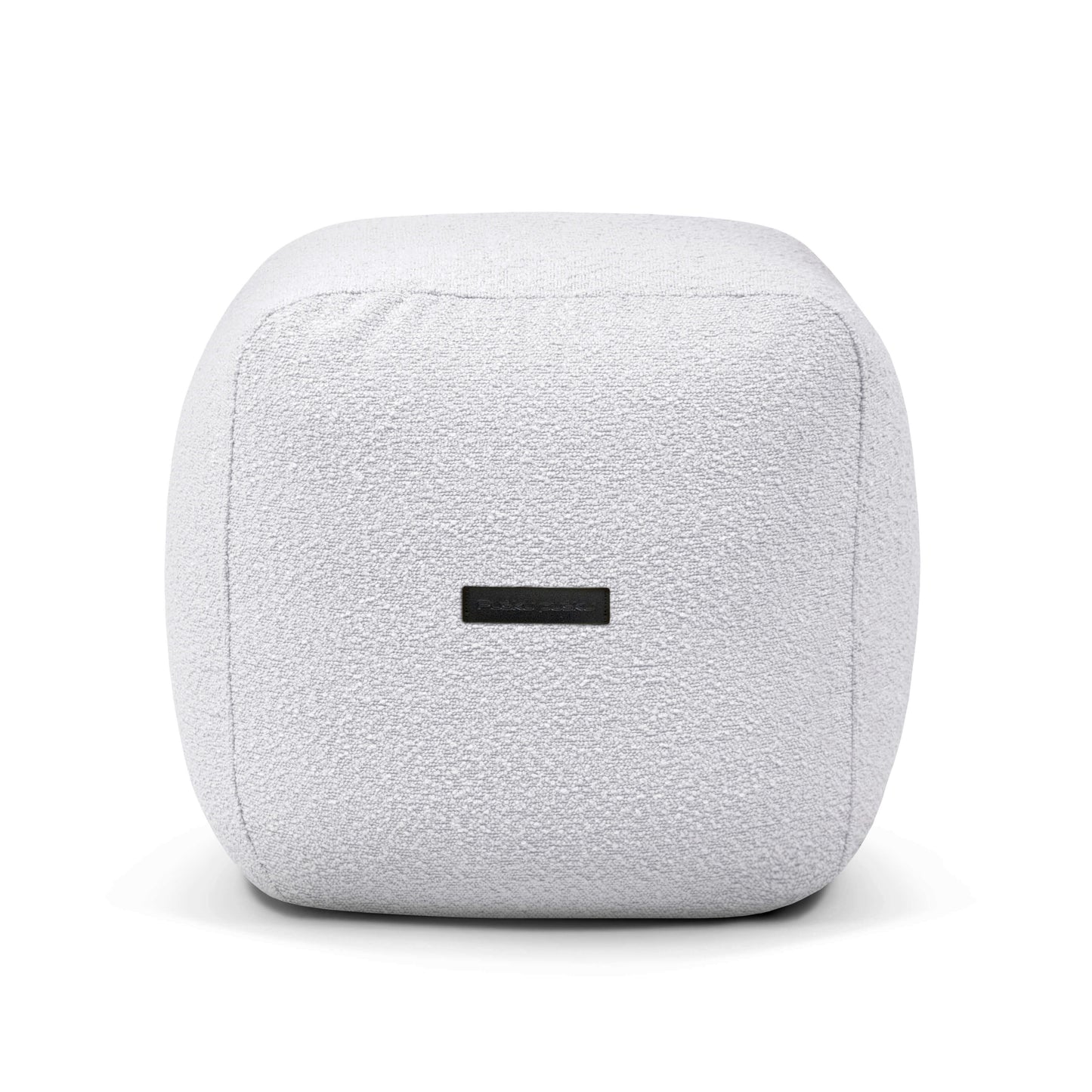 Un puf cuadrado tapizado en gris claro-Producto: Pouf cuadrado de tela bouclé suave resistente al fuego 50×50×35 cm - moderno - dormitorio, salón - PLUS 50 MADU-con una pequeña etiqueta rectangular negra en la parte delantera.