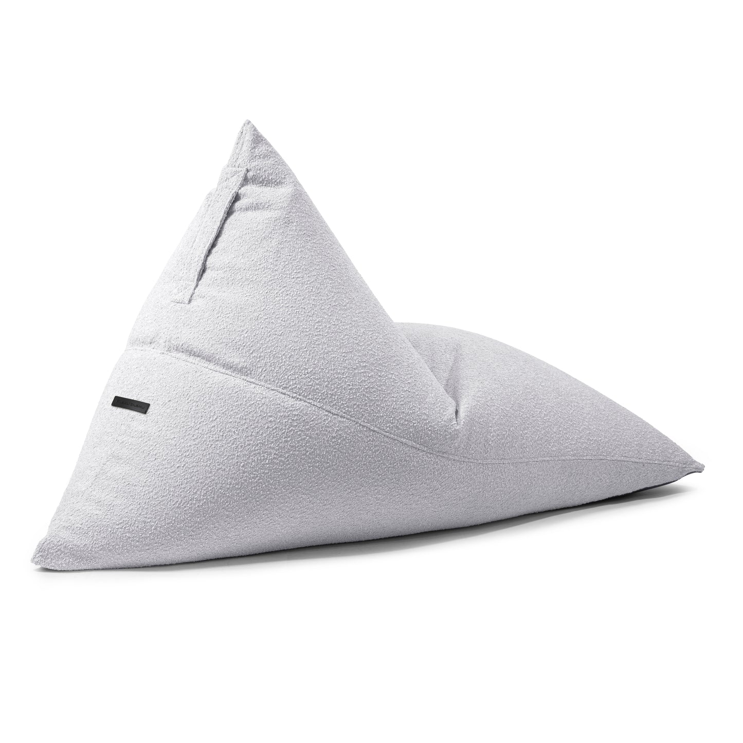 Un gran Bean Bag triangular Razzmatazz Madu (155×120×95 cm) en gris claro, hecho de tejido bouclé resistente al fuego para un descanso con estilo, ideal para un salón o dormitorio moderno y mostrado sobre un fondo blanco.