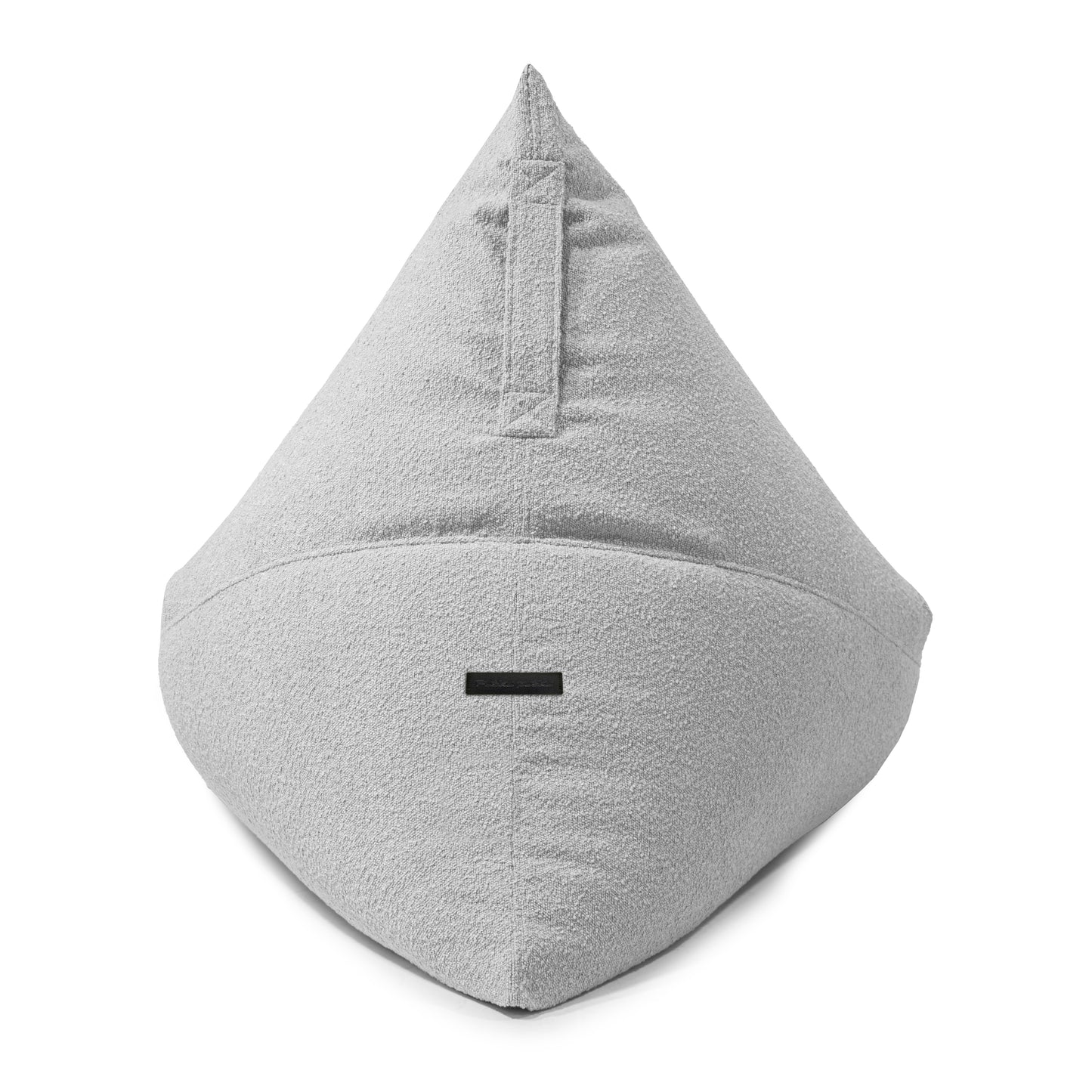 Un gran saco de tela bouclé, RAZZMATAZZ MADU (155×120×95 cm), moderno y resistente a quemaduras, ideal para salón o dormitorio; diseño gris claro con etiqueta negra y asa para fácil transporte.