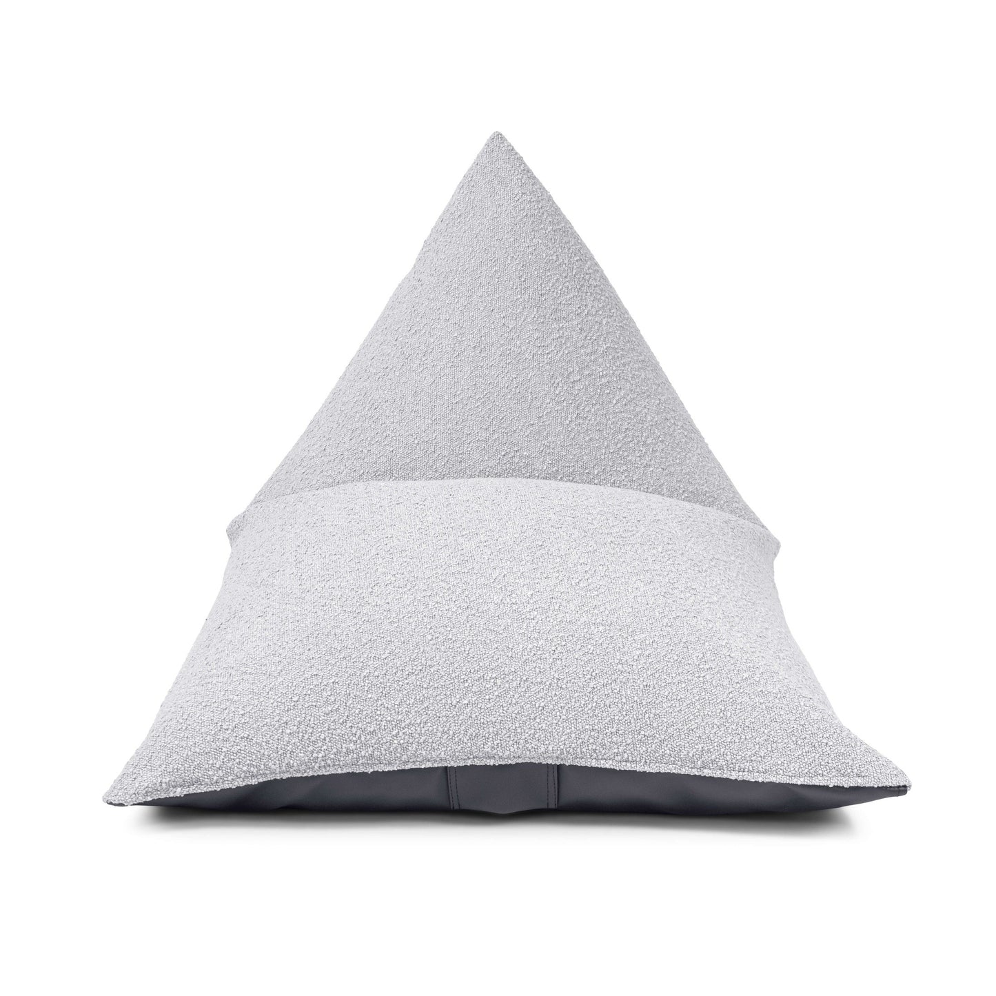 El puff infantil RAZZY MADU, de color gris claro y forma piramidal, está confeccionado en suave tejido bouclé ignífugo (75×110×65 cm) sobre un fondo blanco liso.