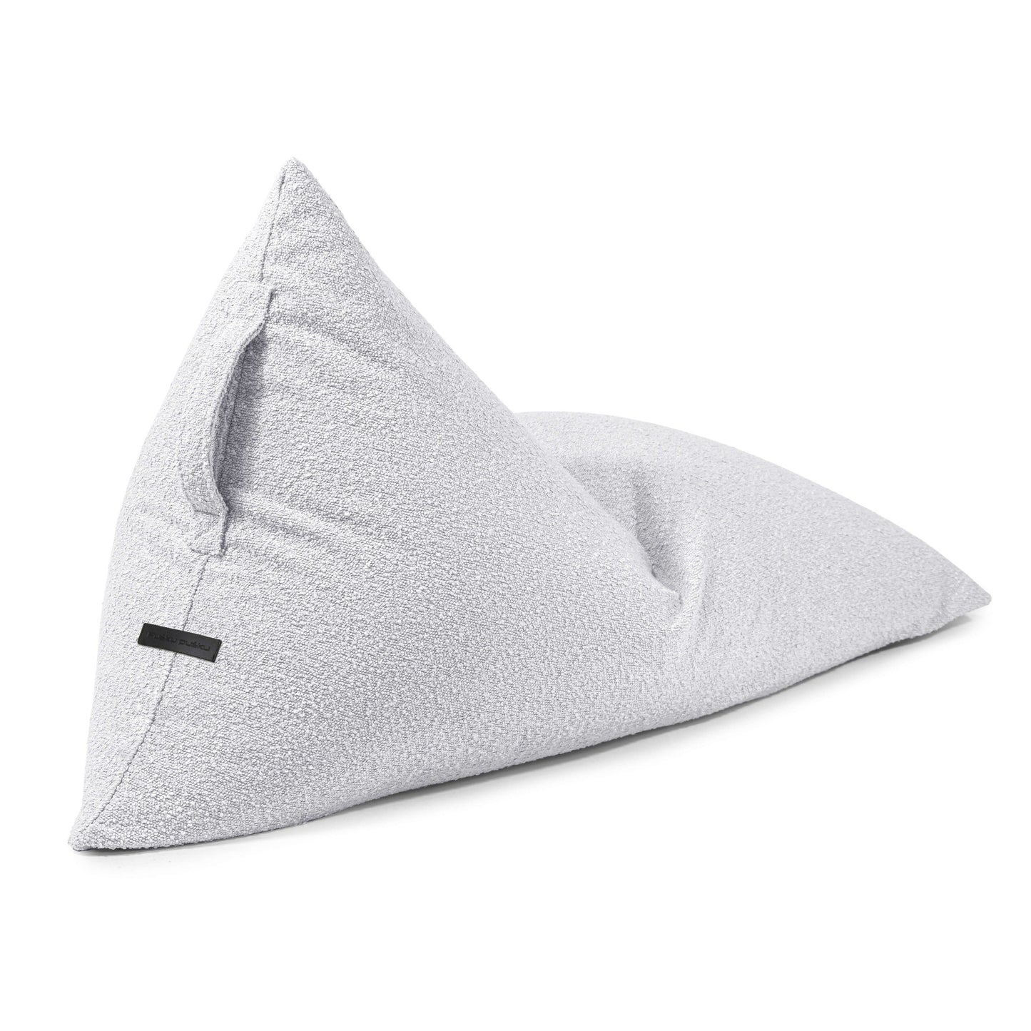 El puff infantil RAZZY MADU Bean bag es un moderno triángulo de tela bouclé gris claro (75×110×65 cm), ignífugo con etiqueta negra, perfecto como mobiliario infantil elegante y seguro para habitaciones infantiles.