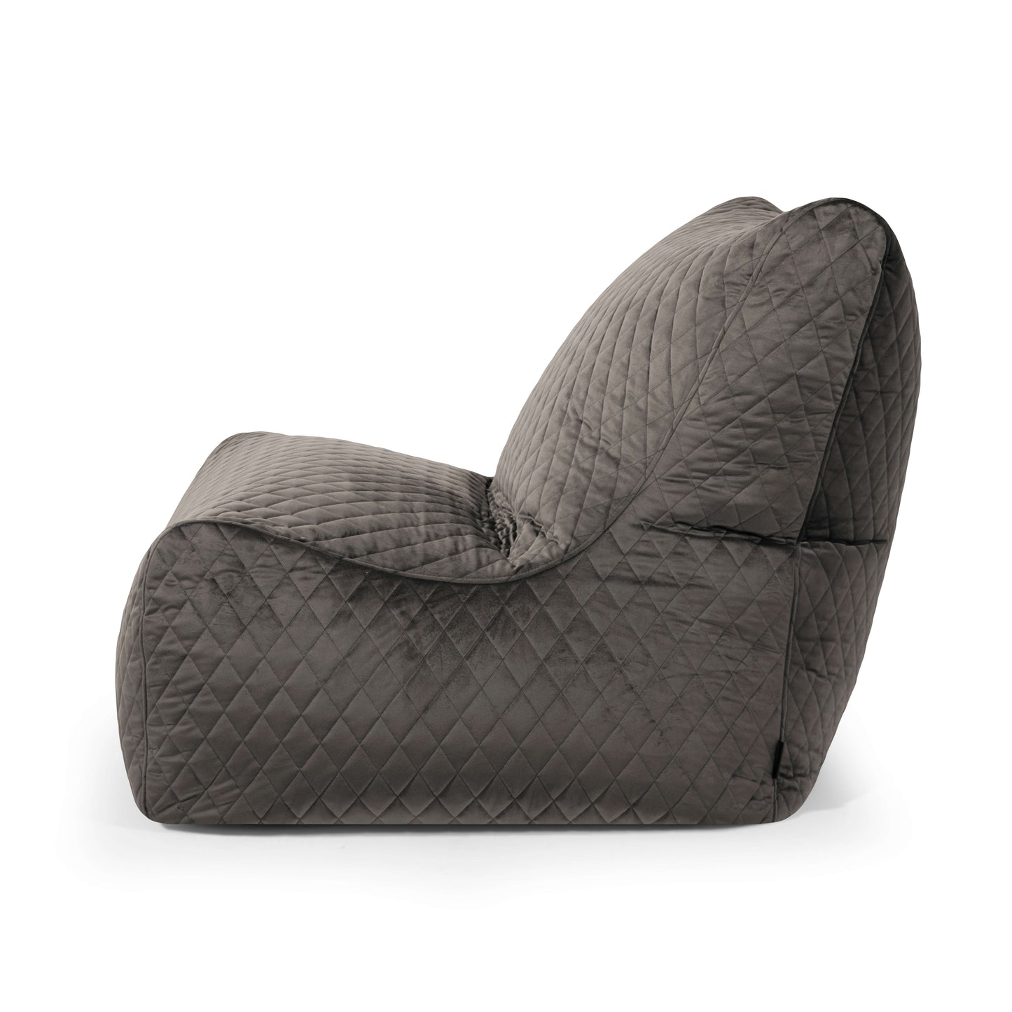 Una vista lateral del Bean bag Seat 100 Lure Luxe muestra su diseño moderno, sin brazos, con tapicería acolchada oscura y un asiento bajo e inclinado, que proporciona la comodidad relajada de un puff ergonómico.