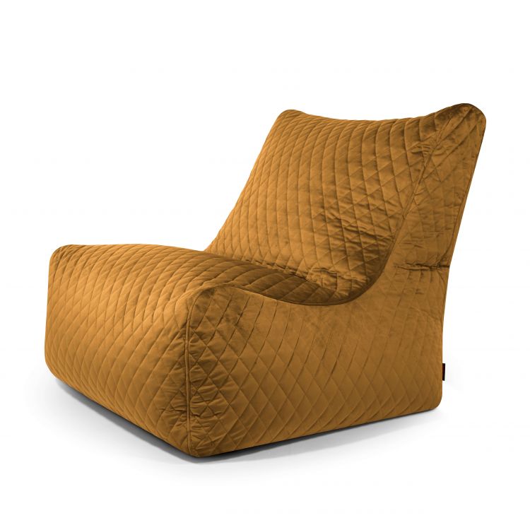 El Bean bag Seat 100 Lure Luxe presenta un moderno tejido acolchado de color amarillo mostaza para un asiento cómodo y un diseño bajo y ancho sin brazos, todo ello sobre un fondo blanco.
