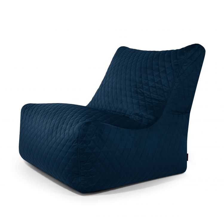El Bean bag Seat 100 Lure Luxe en azul oscuro presenta un diseño acolchado, respaldo alto y amplio asiento cómodo, desplegado sobre un fondo blanco liso.