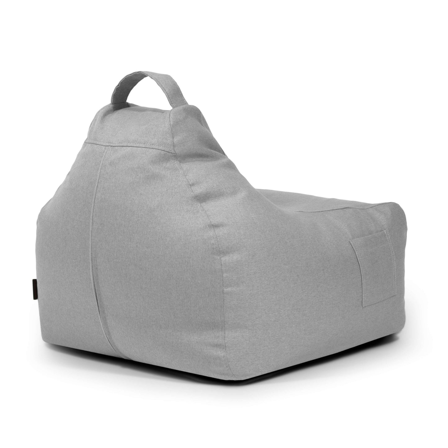 Silla nórdica infantil Bean Bag Game de color gris claro con respaldo, asa de transporte y bolsillo lateral sobre un fondo blanco liso: el asiento infantil perfecto para cualquier espacio acogedor o habitación de temática nórdica.