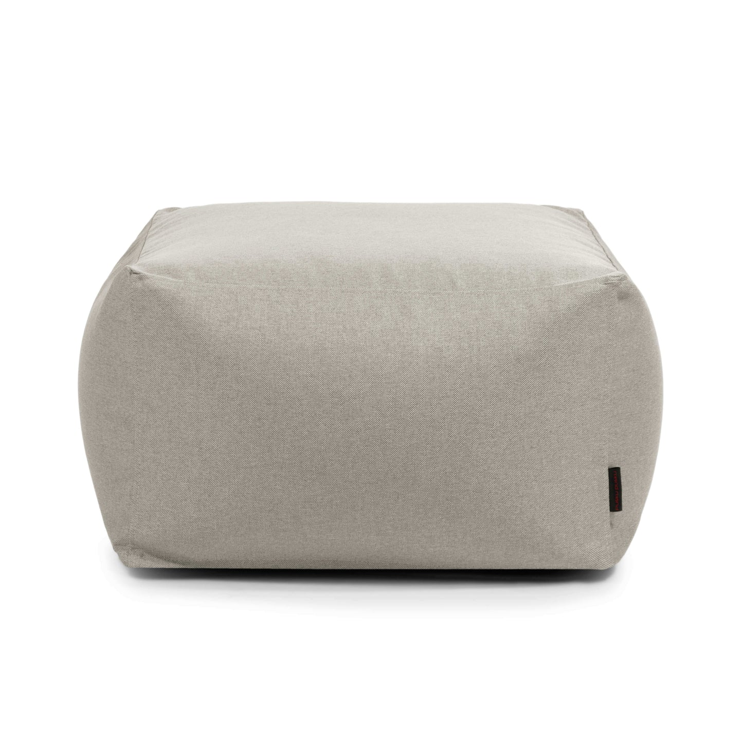 El Puff cuadrado de tejido lavable 70×70×40 cm - compacto - interior - SOFTBOX NORDIC es un puf cuadrado de color gris claro con bordes redondeados y una pequeña etiqueta negra, ideal para cualquier habitación y que se muestra sobre un fondo blanco.