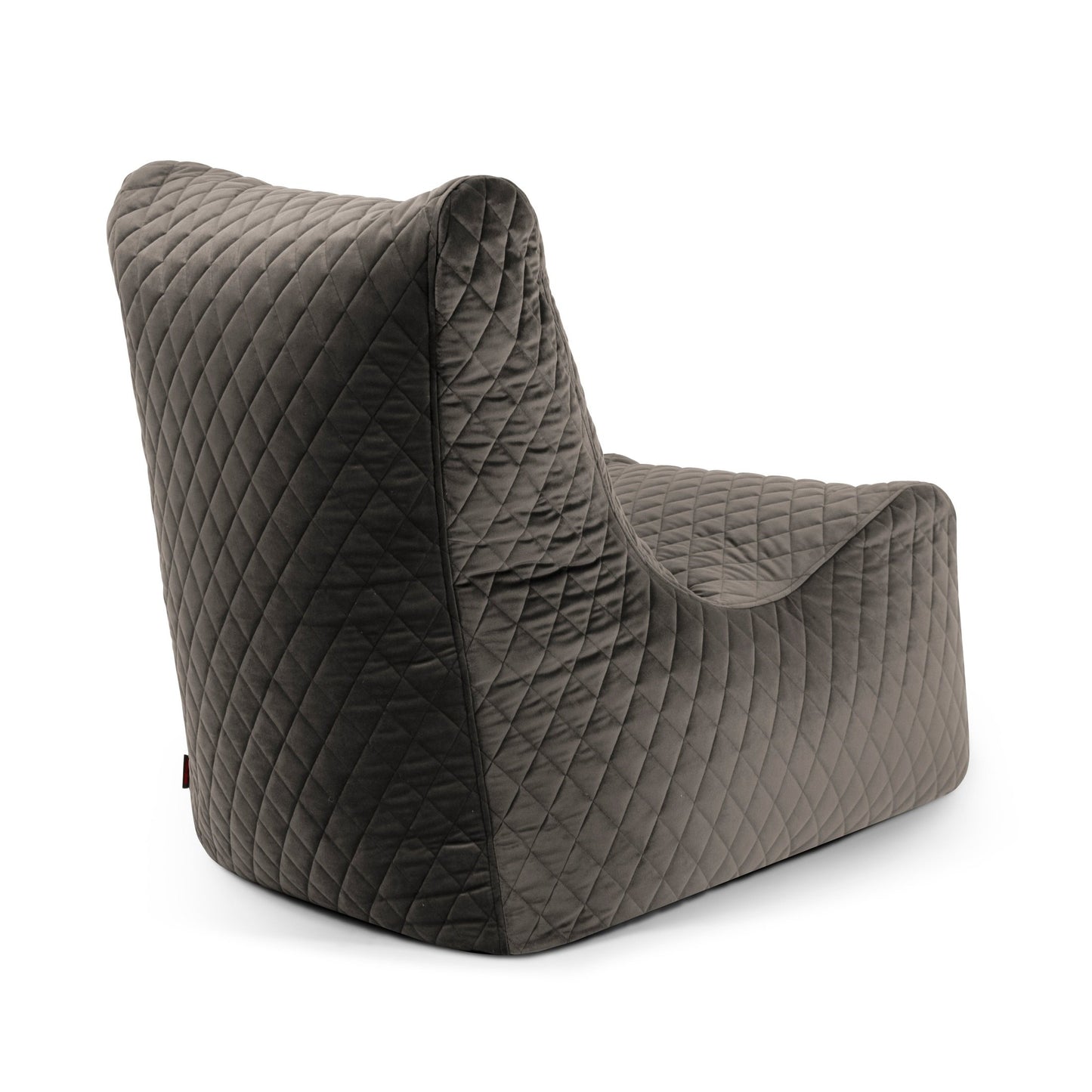 El Bean bag Seat Lure Luxe es un moderno sillón acolchado de color gris oscuro con un asiento bajo y curvado y patas ocultas: este sillón tipo puf ofrece tanto diseño elegante como comodidad.