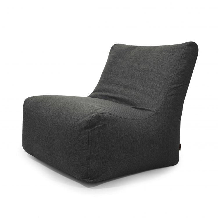El Bean Bag Seat 100 Home es un moderno sillón sin brazos de color gris oscuro con asiento bajo y suave tapizado de tela para mayor comodidad ergonómica, que se muestra sobre fondo blanco.