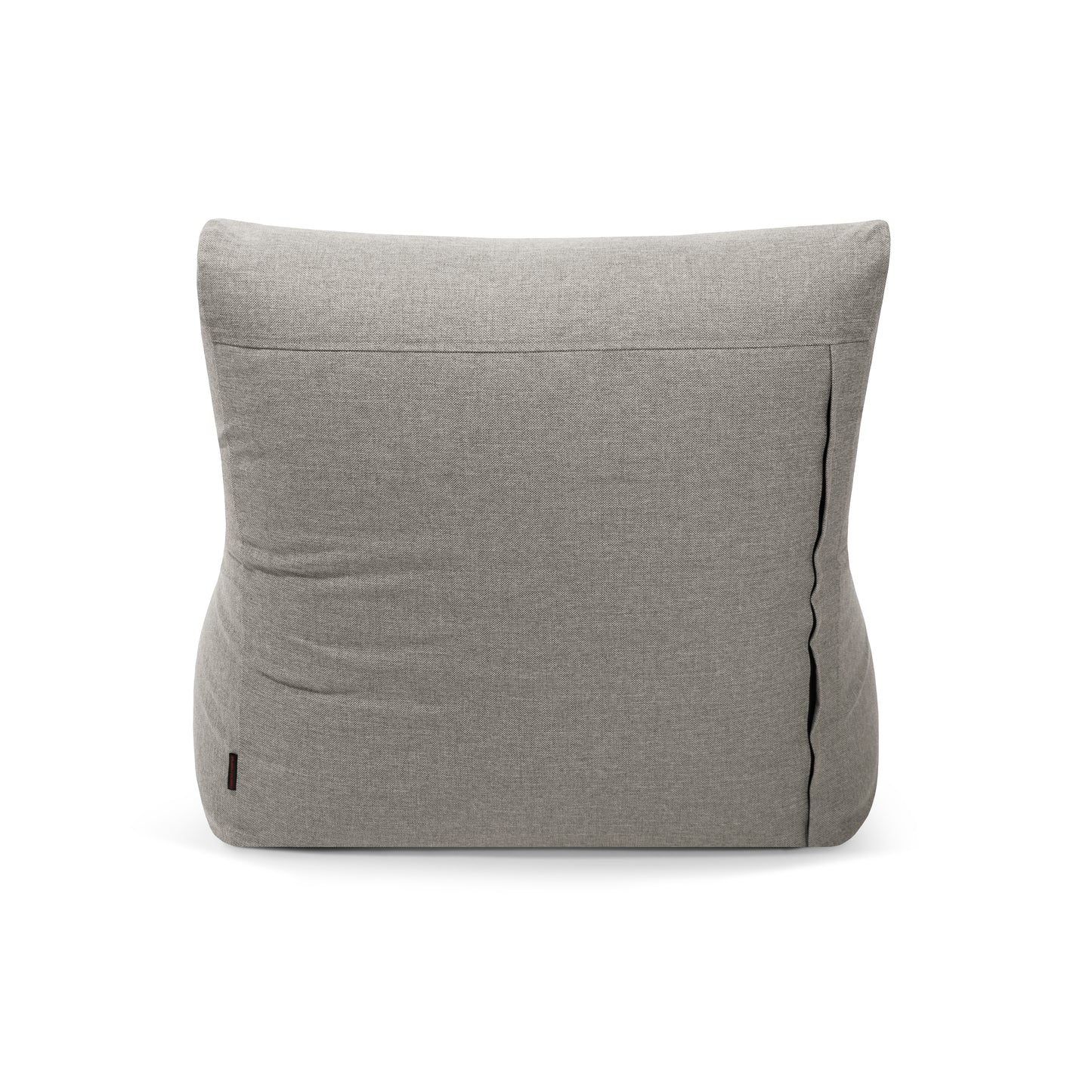 El Bean Bag Seat 100 Home es un cojín cuadrado gris con una costura visible y una pequeña etiqueta de tela en la esquina inferior izquierda, que recuerda a un bean bag compacto, sobre un fondo blanco.
