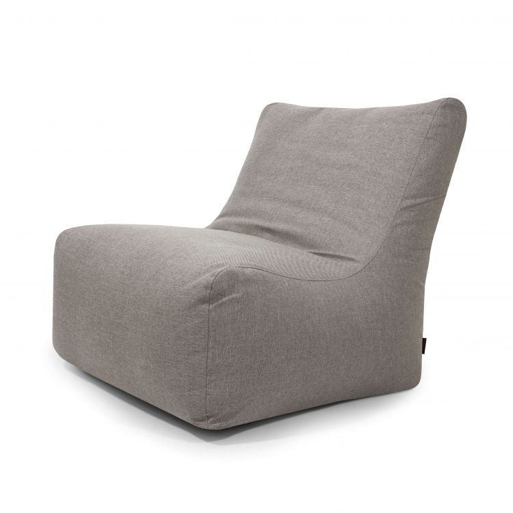 El Bean Bag Seat 100 Home es un moderno sillón sin brazos, de perfil bajo y tapizado en tela gris claro, que ofrece un asiento ergonómico y se muestra sobre un fondo blanco liso.