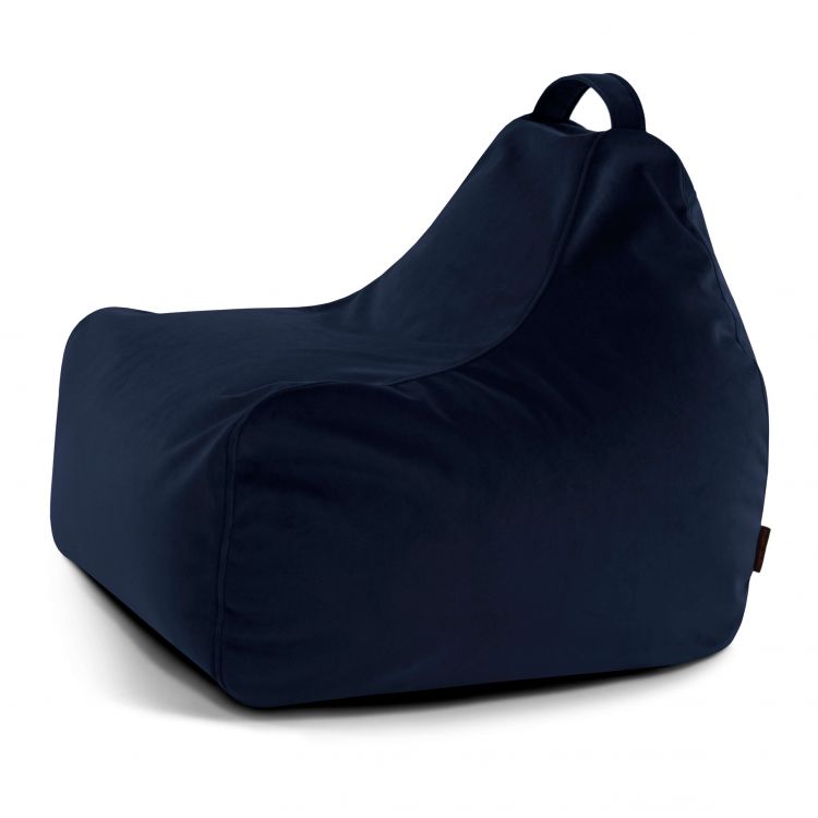 El Bean bag Game Barcelona, un bean bag infantil forrado de tela azul oscuro con respaldo y asa superior, se muestra sobre un fondo blanco.