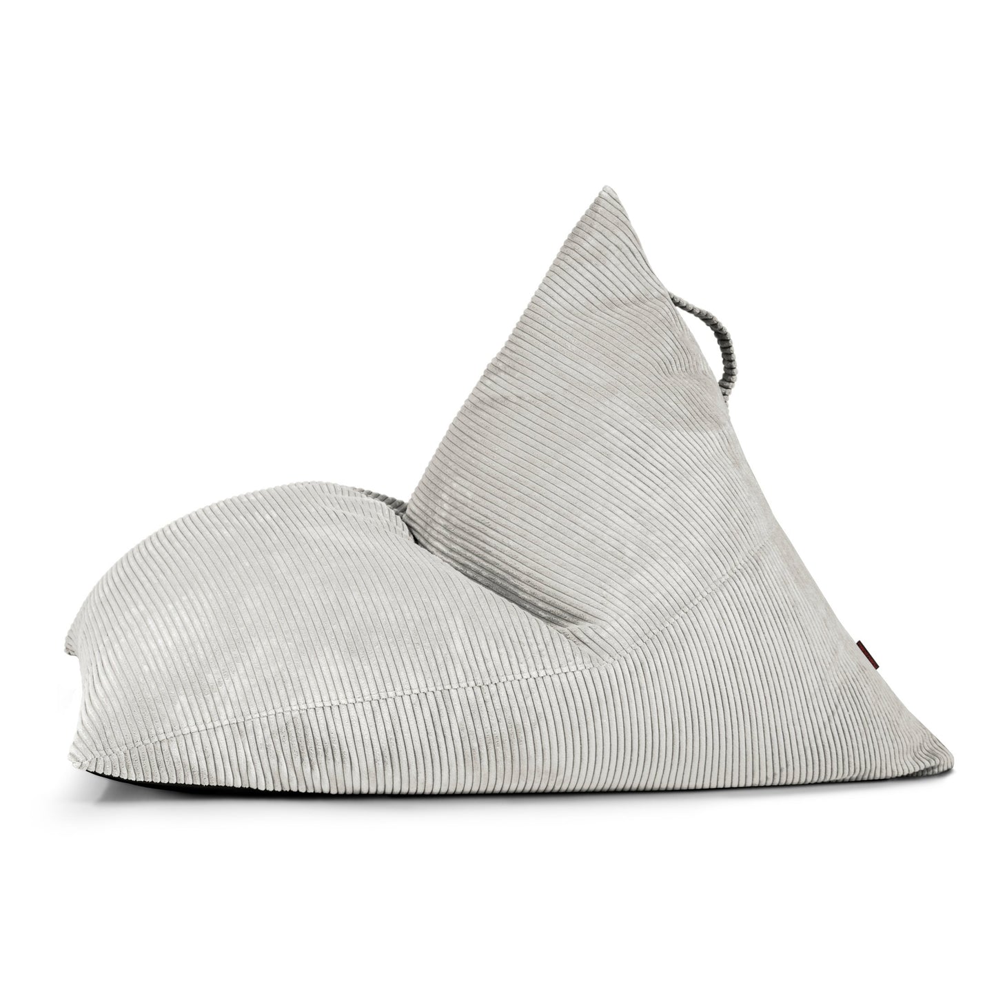 El Bean bag puff juvenil de terciopelo acanalado 110×130×90 cm RAZZ WAVES es un sillón gris claro de respaldo triangular con asa de transporte, que ofrece un asiento elegante y ergonómico para dormitorios modernos. Se muestra sobre fondo blanco.