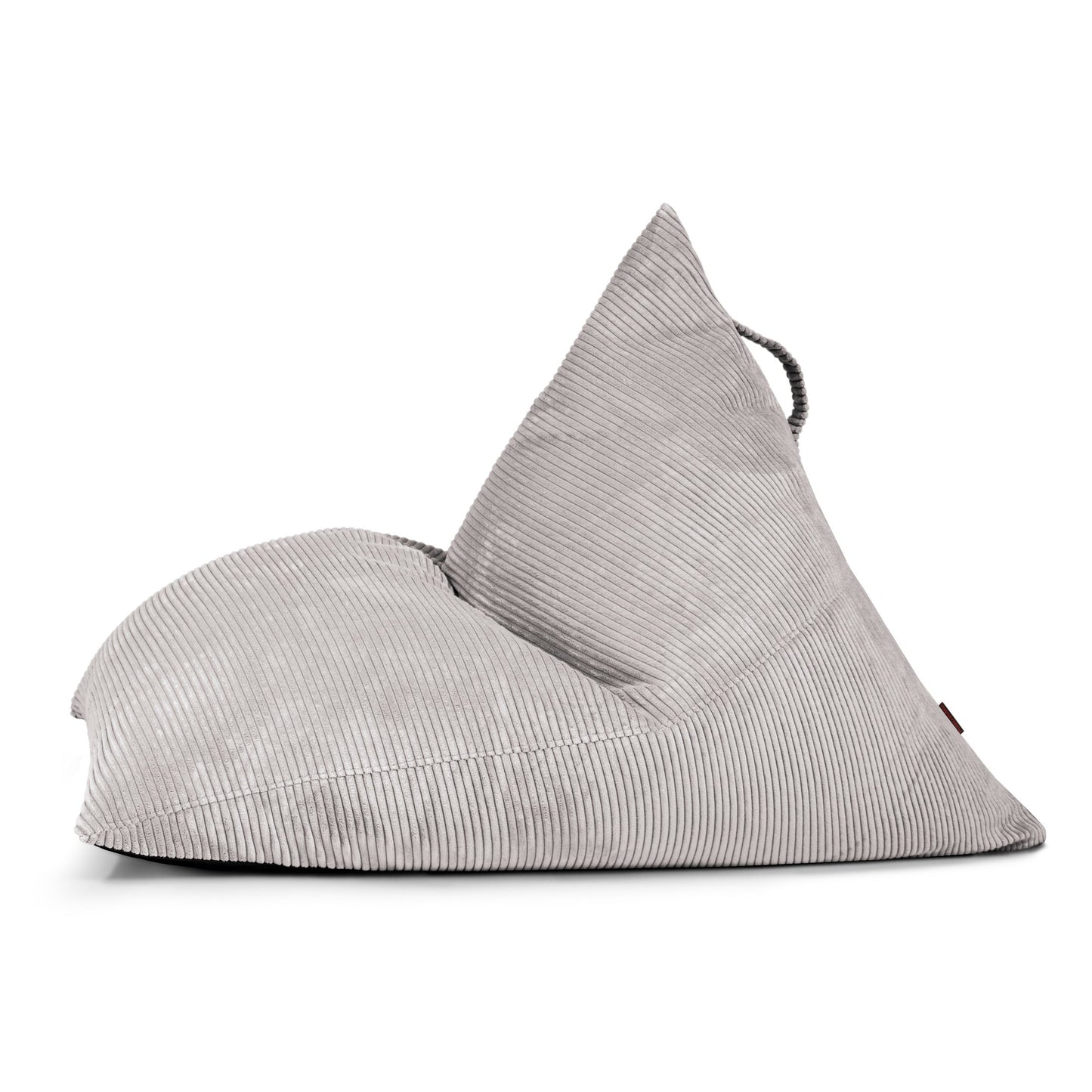 El Bean bag puff juvenil de terciopelo acanalado 110×130×90 cm RAZZ WAVES es un sillón moderno de color gris claro con respaldo triangular y asa de transporte, perfecto para un confort ergonómico en el dormitorio; mostrado de lado en blanco.