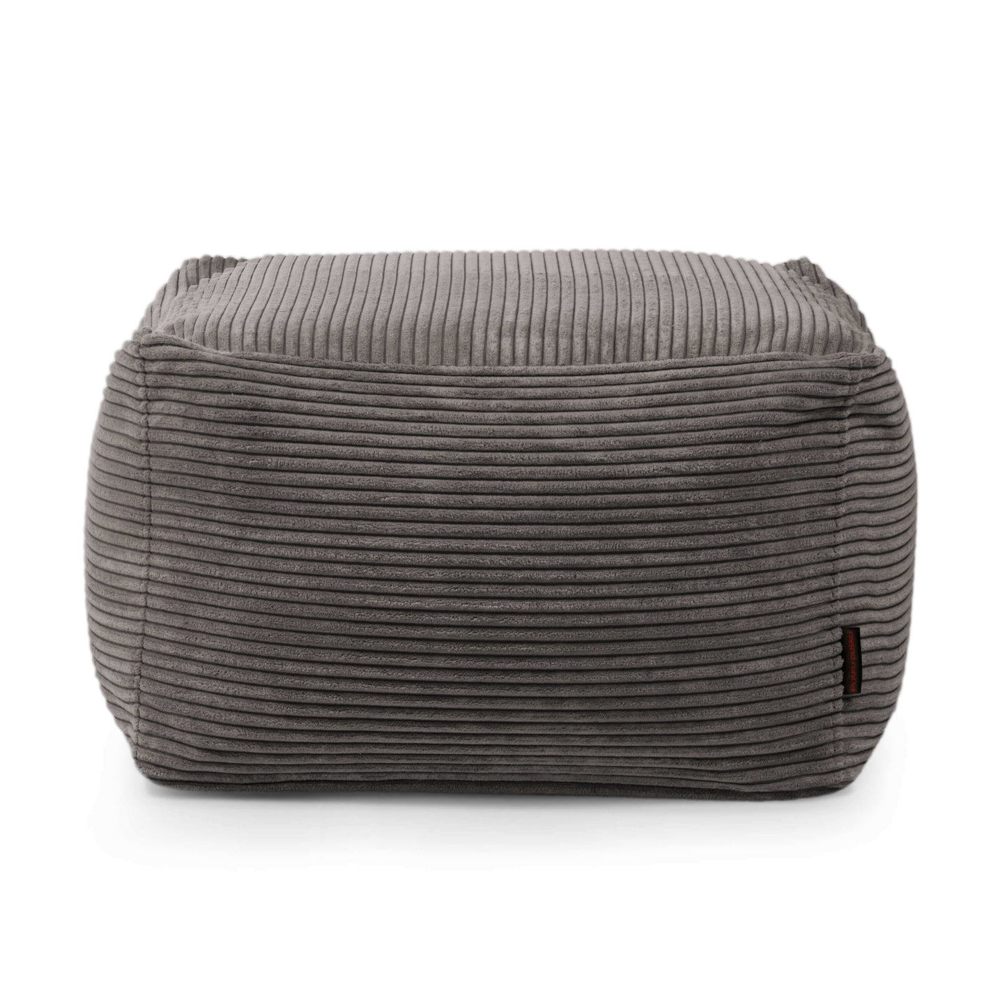 El Puff cuadrado de terciopelo acanalado lavable SOFTBOX WAVES (70×70×40 cm) es un asiento compacto y estilizado para salón o dormitorio, en tono gris, con pequeñas etiquetas y textura acanalada horizontal.