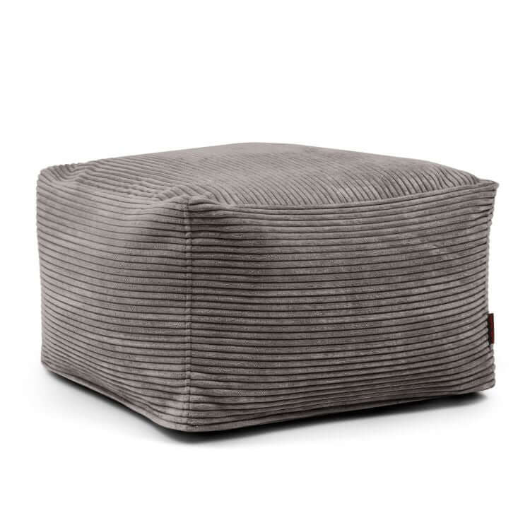 El Puff cuadrado de terciopelo acanalado lavable SOFTBOX WAVES (70×70×40 cm), compacto y ergonómico, ideal para salón o dormitorio, aparece sobre un fondo blanco en la imagen.