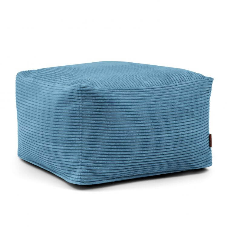 Un puff SOFTBOX WAVES azul y cuadrado de terciopelo acanalado lavable (70×70×40 cm), compacto e ideal para el salón o el dormitorio, que se muestra sobre un fondo blanco.