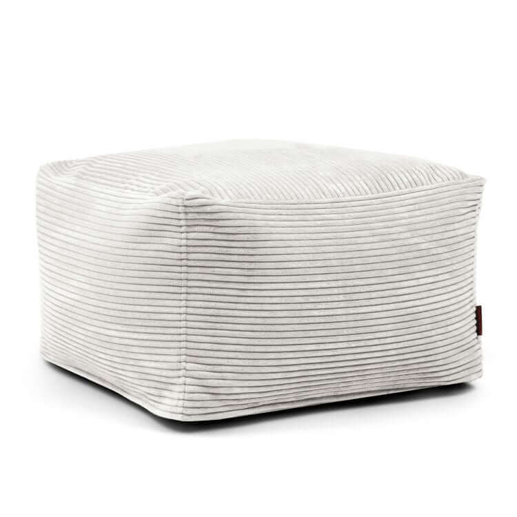 El puff cuadrado de terciopelo acanalado lavable SOFTBOX WAVES (70×70×40 cm) ofrece asiento ergonómico y estilo en salón o dormitorio, con diseño compacto y superficie texturizada a rayas en tono gris claro.