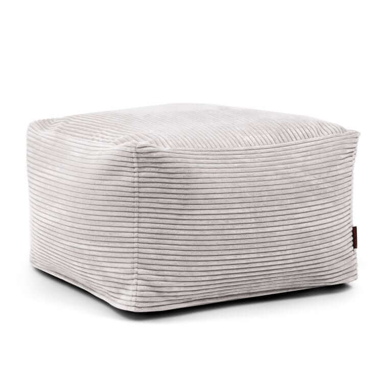 Un puff cuadrado de terciopelo acanalado SOFTBOX WAVES, color gris claro, 70×70×40 cm, lavable y compacto para salón o dormitorio, fotografiado sobre fondo blanco.