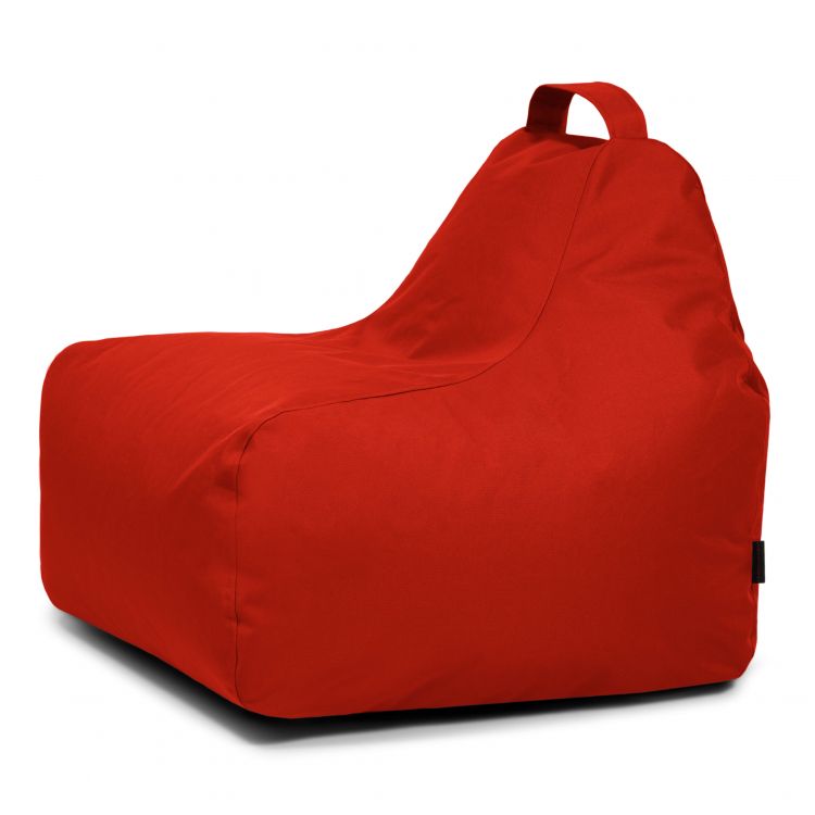 El Bean bag Game OX es un puf infantil rojo con un asa en la espalda, una base cuadrada y un respaldo inclinado para un asiento ergonómico, que se muestra sobre un fondo blanco liso.