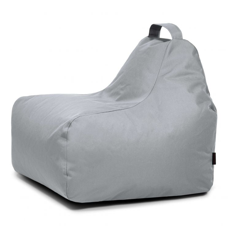 El Bean bag Game OX es un puf infantil gris claro con un respaldo alto y una pequeña asa negra en la parte superior, diseñado como asiento ergonómico, que se muestra sobre un fondo blanco liso.