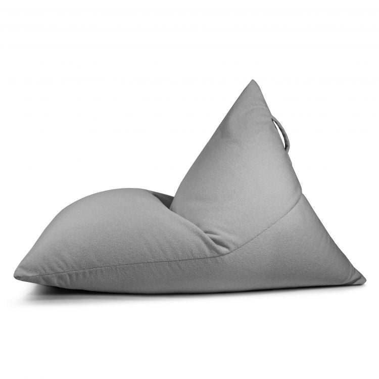 El RAZZMATAZZ TEDDY Bean bag puff grande de tela borreguito (155×120×95 cm) en gris, con un moderno diseño triangular y un asa superior, se muestra de lado sobre un fondo blanco, ideal para el salón o el dormitorio.