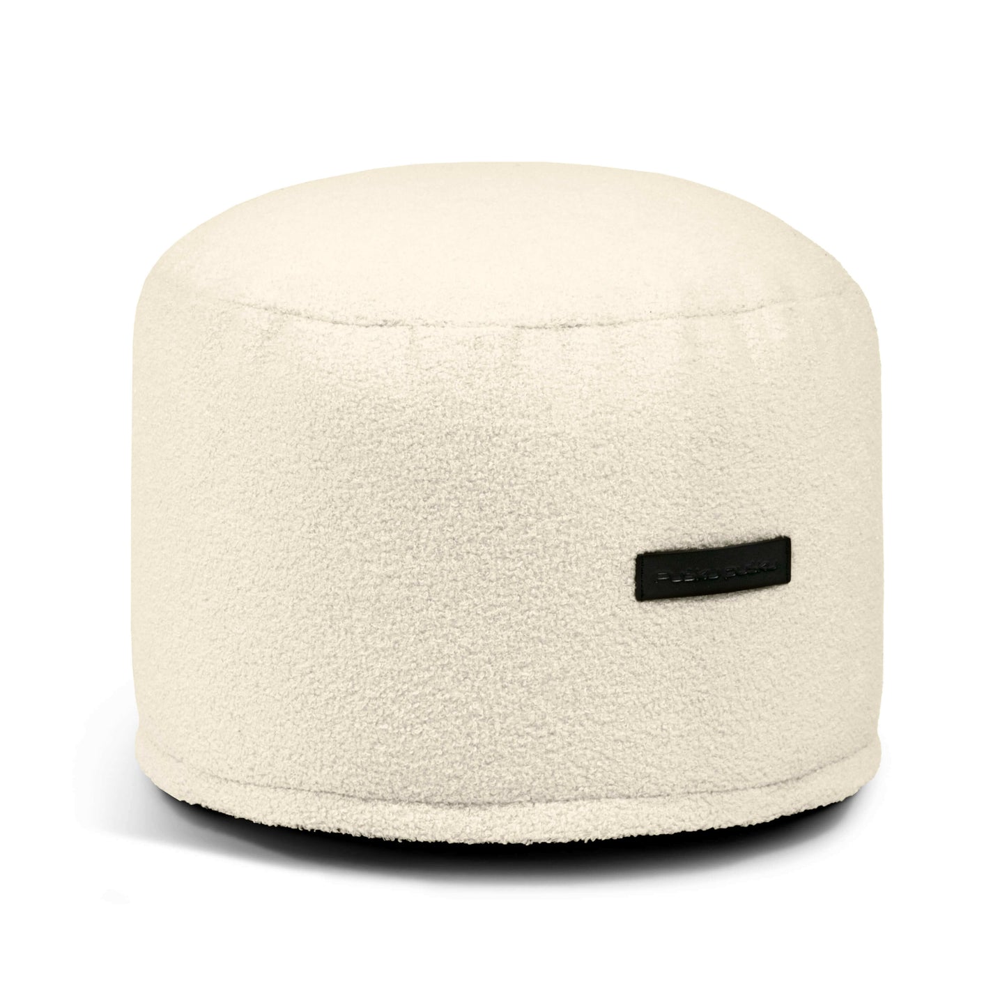 El Puff redondo de borreguito 40×40×30 cm MINI TEDDY, compacto y color crema, es ideal como asiento ergonómico o puf para dormitorio o salón; destaca su tela texturizada y etiqueta lateral negra sobre fondo blanco.