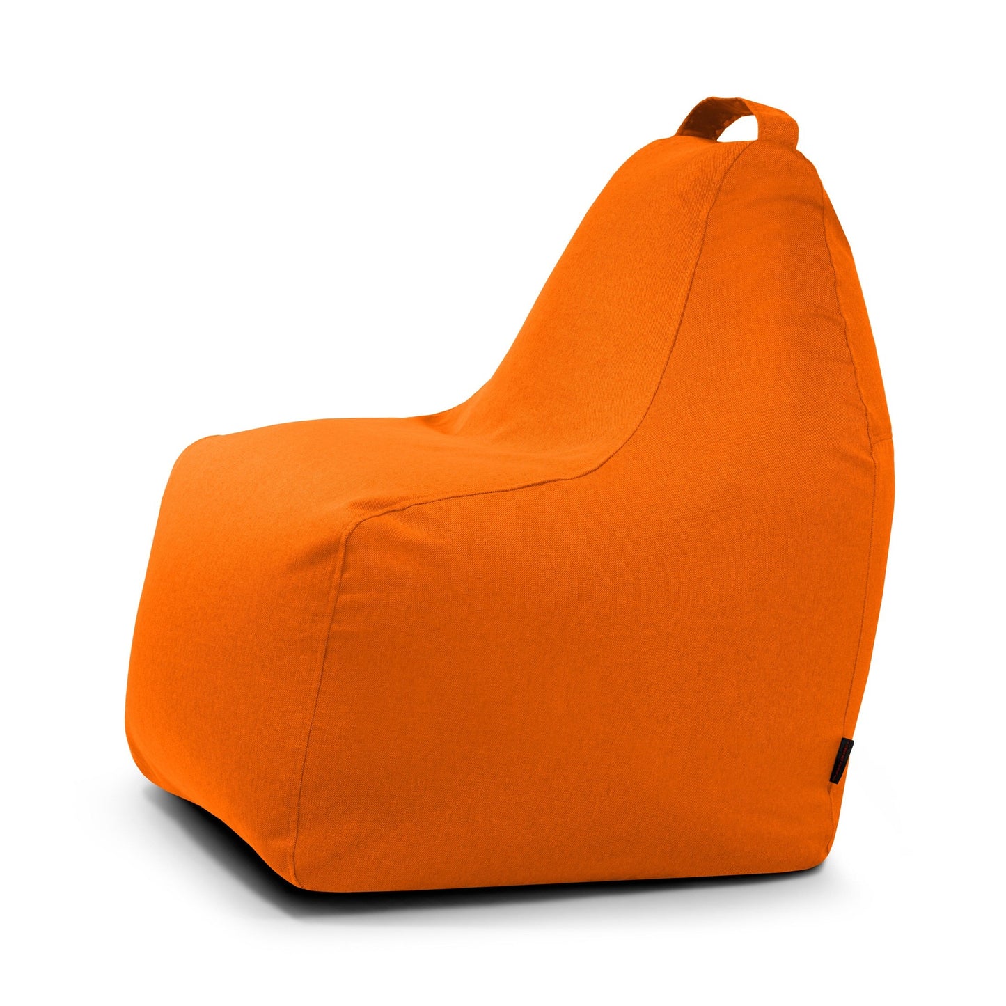 El Bean bag Play Nordic en naranja brillante cuenta con un respaldo alto, una pequeña asa de transporte en la parte superior y ofrece un asiento ergonómico para mayor comodidad. Sobre fondo blanco.