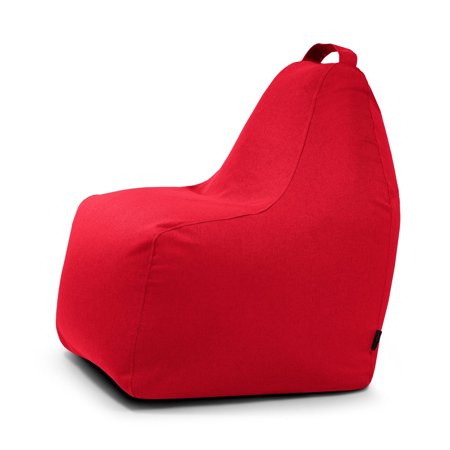 Un vibrante Bean bag Play Nordic rojo con respaldo y asa de transporte, sobre fondo blanco.