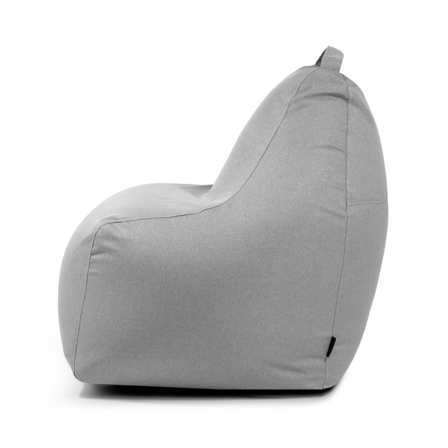 El Bean bag Play Nordic en tejido gris se muestra de perfil sobre un fondo blanco, resaltando su diseño ergonómico de asiento para el máximo confort.