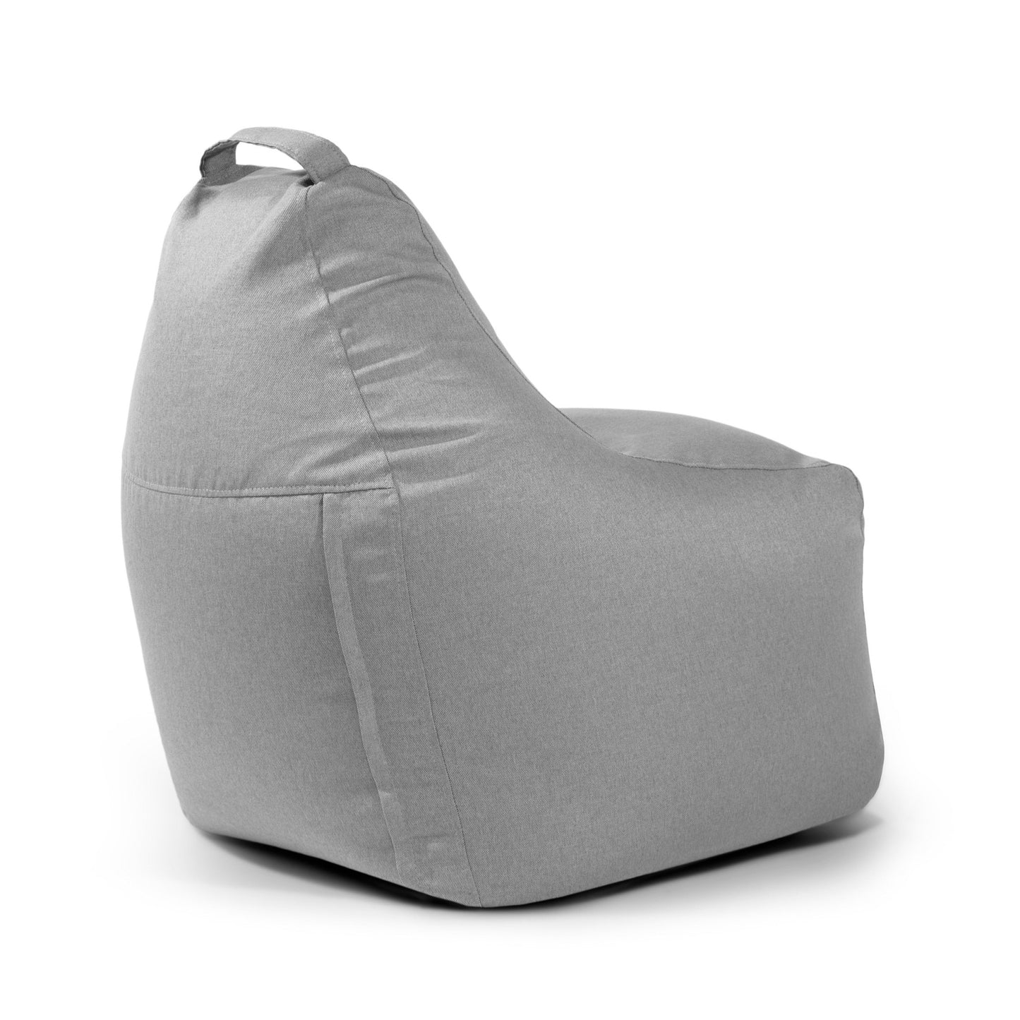 El Bean bag Play Nordic en gris claro cuenta con un asa superior y se presenta sobre un fondo blanco liso.