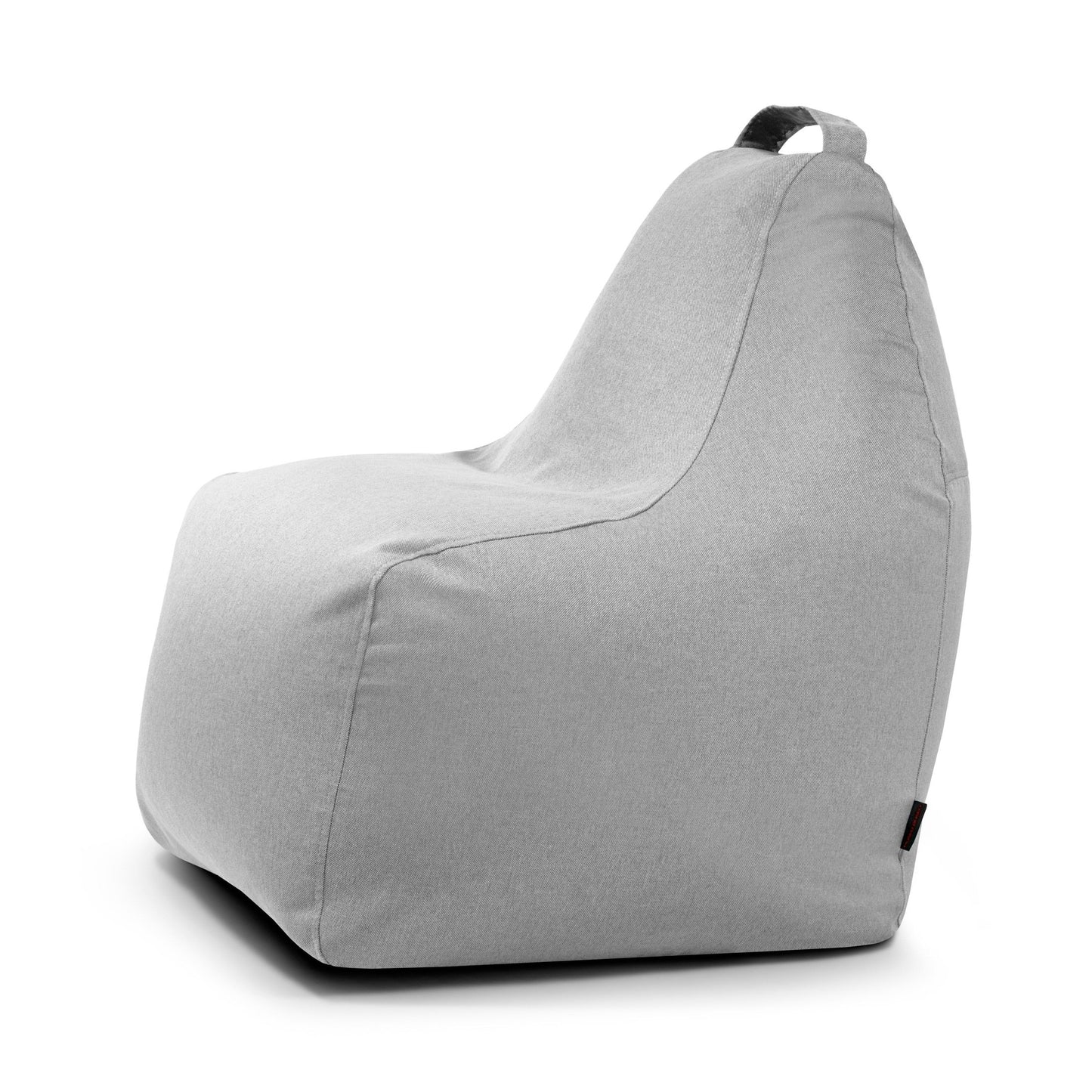 El Bean bag Play Nordic, en gris claro, presenta un respaldo alto y un asa de transporte superior, sobre un fondo blanco.