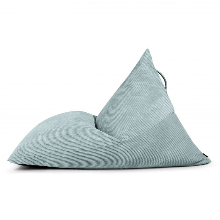 El puff Bean bag grande de terciopelo acanalado 155×120×95 cm RAZZMATAZZ WAVES, mostrado en azul claro con respaldo triangular y asa, es ideal para salones o dormitorios modernos. Vista lateral sobre fondo blanco.
