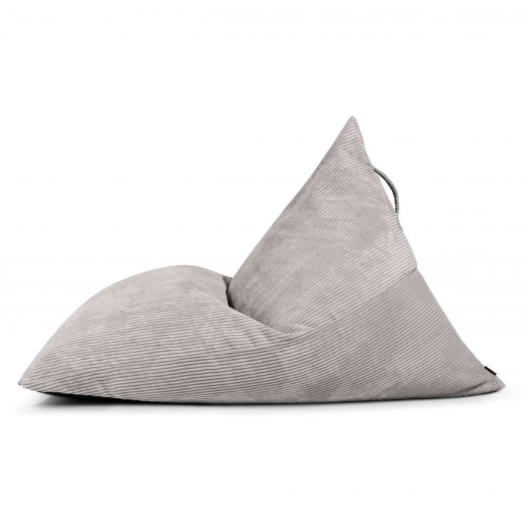 El puff Bean bag grande de terciopelo acanalado 155×120×95 cm - RAZZMATAZZ WAVES, de color gris con respaldo triangular y asa superior, ofrece un estilo moderno y un suave confort de terciopelo, ideal para su salón o dormitorio.
