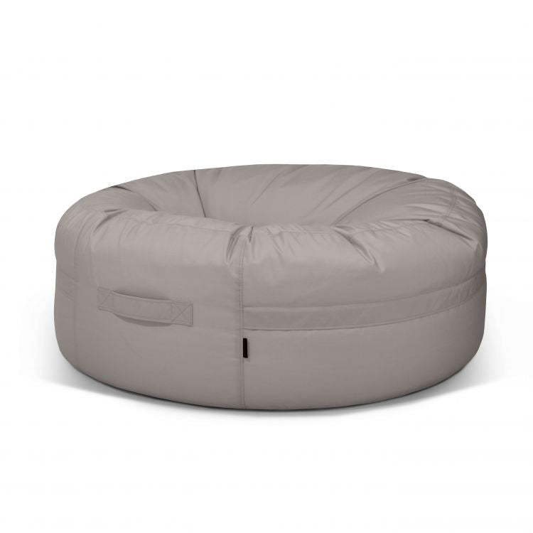 El Bean bag Roll 135 Colorin - uso exteriores es una silla redonda de color gris claro con un asa lateral de tela, ideal para exteriores o terrazas, que se presenta sobre un fondo blanco liso.