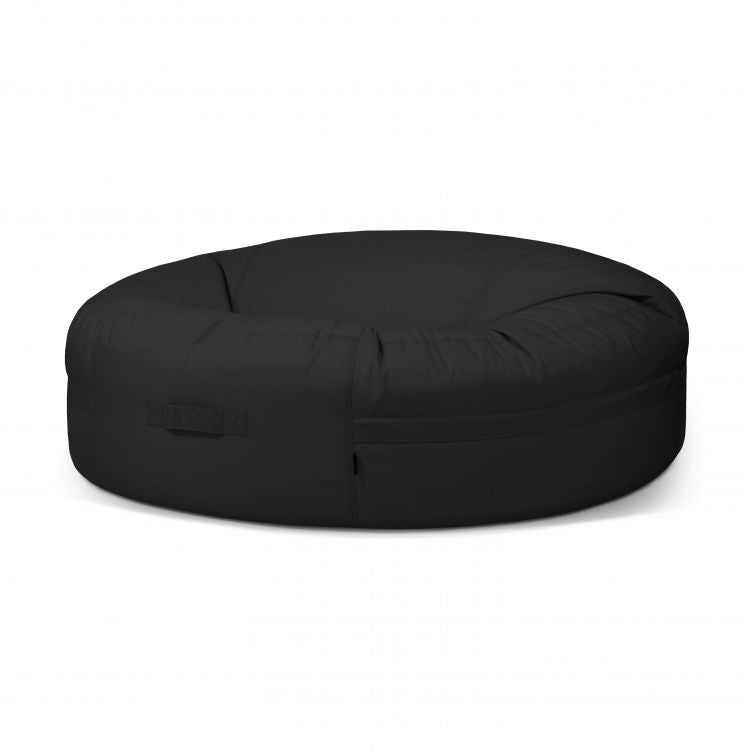 El Bean Bag Roll 190 Colorin - uso exterior es un gran sillón redondo de color negro con una suave funda de tela, que proporciona una comodidad adaptable para descansar con estilo. Se muestra sobre un fondo blanco liso, ideal para uso exterior.