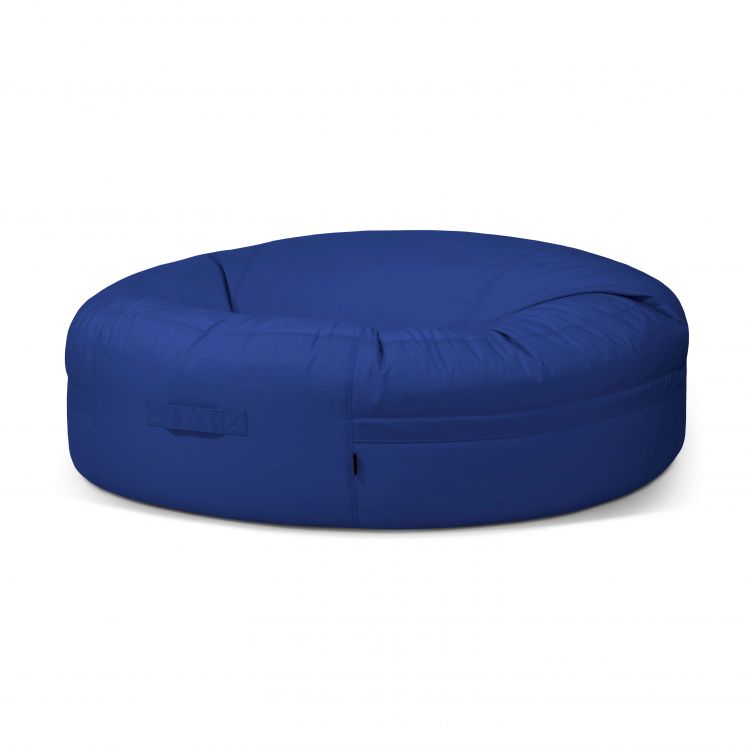 El Bean Bag Roll 190 Colorin - uso exteriores es un asiento grande, redondo y azul con un asa lateral de tela, diseñado para asientos adaptables y mostrado sobre un fondo blanco liso.