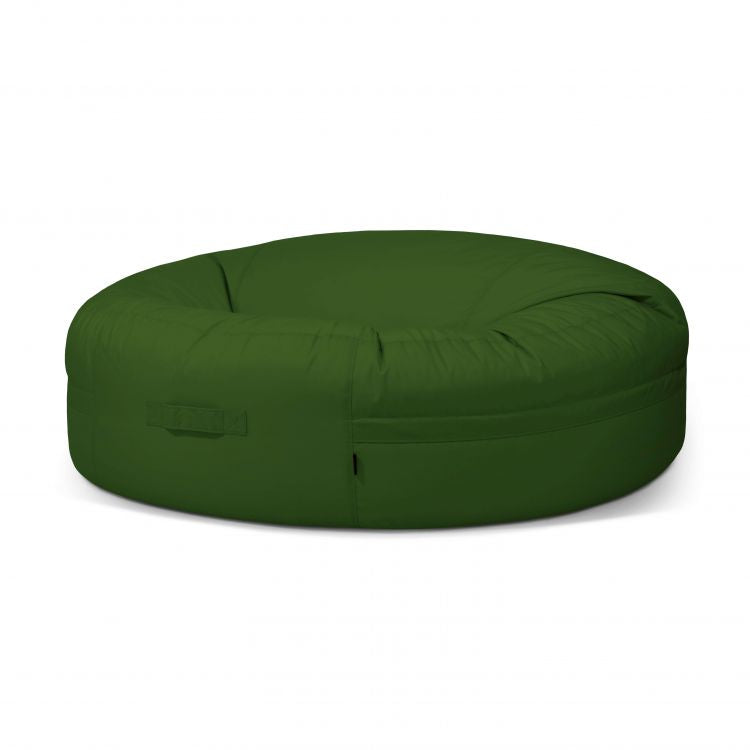 El Bean Bag Roll 190 Colorin para exteriores es un gran sillón redondo de color verde con asa de tela y costuras laterales visibles, que ofrece asientos adaptables y se muestra sobre un fondo blanco.