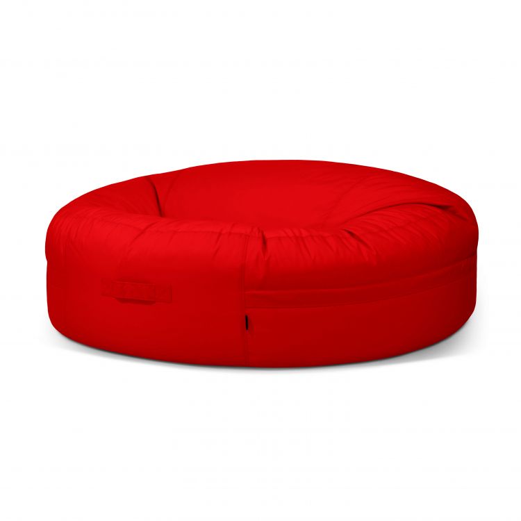 Un gran Bean Bag Roll 190 Colorin redondo y rojo -diseñado para exteriores con una superficie suave y acolchada- se asienta sobre un fondo blanco liso, lo que lo convierte en el asiento adaptable perfecto.