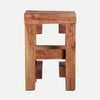 El taburete bajo Akviran presenta un diseño simple y macizo hecho de rica madera de caoba con un elegante acabado envejecido.