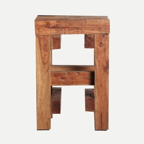 El taburete bajo Akviran presenta un diseño simple y macizo hecho de rica madera de caoba con un elegante acabado envejecido.