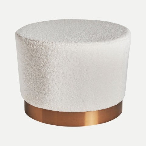 Puff circular en lana bouclé BATS XL con cojín blanco y base metálica dorada, destaca su diseño moderno sobre un fondo claro.