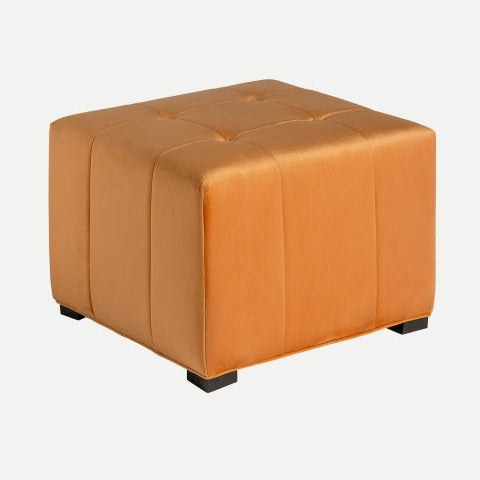 El puf cuadrado de terciopelo Geloux es un puf naranja con una parte superior capitoné y cuatro elegantes patas negras, ideal para la decoración de interiores. Su tono vibrante y su diseño sofisticado realzan cualquier habitación.